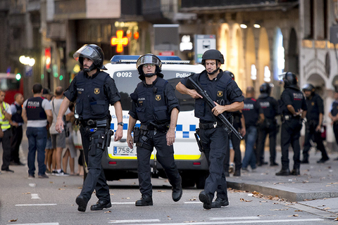 当地时间8月17日下午5时许，西班牙第二大城市巴塞罗那发生汽车冲撞碾压行人事件。巴塞罗那所属的加泰罗尼亚自治区警方已定性为“恐怖袭击”，事件造成13人死亡，至少80人受伤。图/视觉中国