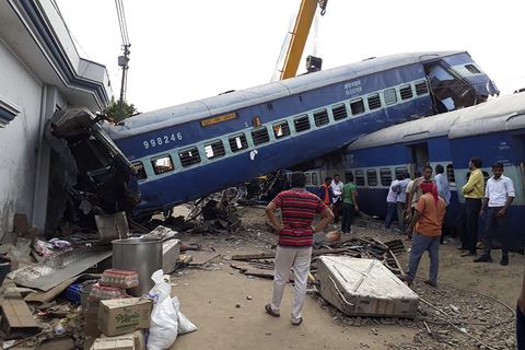 2017年8月21日消息，印度北方邦，当地时间19日下午6时左右，一辆列车在途经北方邦的穆扎法尔讷格尔附近时发生车厢脱轨事故，事发地点距离首都新德里约100公里。截至目前为止，已造成23人死亡、72人受伤。视觉中国