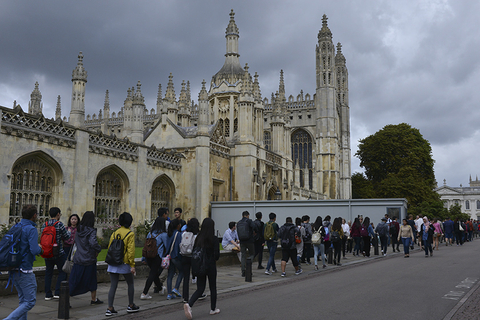 2017年8月19日，英国剑桥大学的校园被来自四面八方的游客“挤爆”，摩肩接踵的人群中有不少是来自中国的旅游团和学生游学队伍。视觉中国