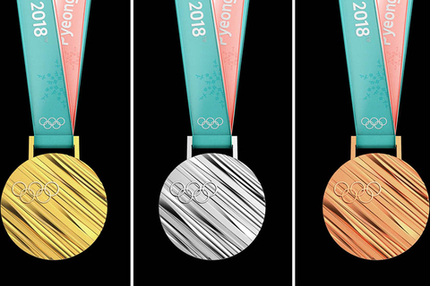 当地时间2017年9月20日，韩国首尔，2018平昌冬奥会奖牌发布，立体条纹铺满整个奖牌，时代感强。东方ic