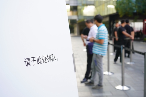 2017年9月22日，北京，当日iPhone8开售，早上8点，许多果粉来到三里屯苹果门店近距离围观新品，但门口等待的人不多。图/视觉中国