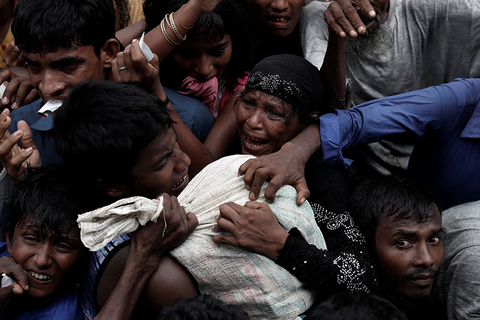 当地时间2017年9月24日，孟加拉国科克斯巴扎尔，罗兴亚难民等待领取救援物资，发生混乱争抢。图/视觉中国