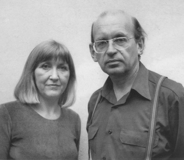 【伯恩•贝歇和希拉•贝歇（左）】两人于1957年在杜塞尔多夫结识，于1961年结婚并随后一道进入杜塞尔多夫艺术学院学习。“二战”后， 贝歇夫妇开始运用大画幅相机，以“类型学”的方式，系统拍摄即将消失的半木质房屋和工业革命的“纪念碑”例如水塔、油箱、煤堆等。黑白摄影作品直接客观，冷静克制。在展示时，同一类型的作品通常六幅、九幅或十五幅成组陈列，相互间的异同相得益彰。 文/郑梓煜 图/北京民生现代美术馆提供