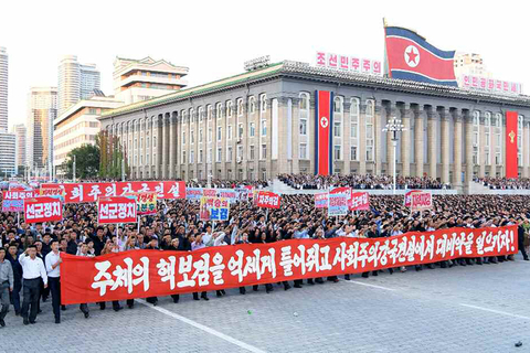 当地时间2017年9月​23号，朝鲜平壤，超过十万朝鲜民众在平壤金日成广场举行大规模集会，反对特朗普和美国。图/视觉中国