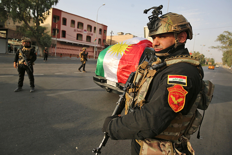 当地时间2017年9月25日，伊拉克基尔库克，库尔德独立公投举行，伊拉克内政部特种部队士兵在街头部署巡逻。图/视觉中国