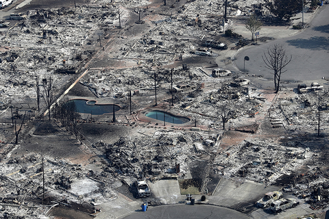 当地时间2017年10月11日，美国加州圣罗莎，大火灾区俯瞰景象。图/视觉中国