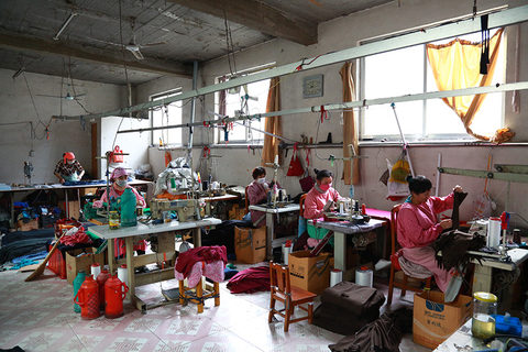 2017年10月12日消息，山东泰安，在泰安有一个靠针织业致富、专业生产秋裤的村庄——姚家坡村。图/视觉中国