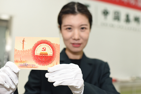 10月18日，河北省衡水市邮政公司工作人员在展示纪念邮票小型张。当日，中国邮政发行《中国共产党第十九次全国代表大会》纪念邮票一套2枚，小型张1枚。图/新华社