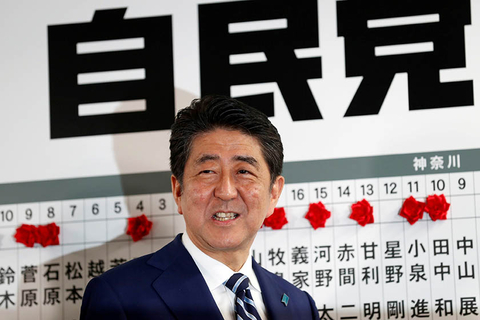 当地时间2017年10月22日，日本东京，日本首相安倍晋三在自民党总部庆祝众议院选举结果，为展板上当选者的名字“贴花”。日本国会众议院的改选于10月22日举行投票，投票已于日本时间当晚8点（北京时间晚间7点）结束。据日本媒体的出口民调显示，自民党有望单独获得超过半数的席位。这意味着，日本首相安倍晋三连任首相将无悬念。视觉中国