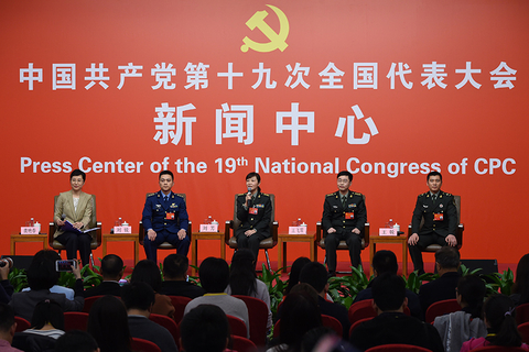 10月22日，中国共产党十九大新闻中心在北京梅地亚中心举行集体采访，主题为“中国特色强军之路迈出坚定步伐”。图/视觉中国