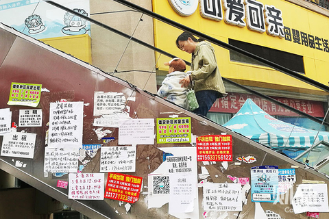 【10】容城县中心的领秀金街，贴满了租房广告