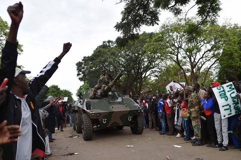 数万名津巴布韦民众当地时间18日上午涌入首都哈拉雷街头举行大规模游行，对军方的军事行动表示支持，并要求总统穆加贝立即辞职。