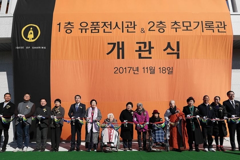 当地时间2017年11月18日，韩国光州，光州开设“慰安妇”遗物展览馆和追悼纪录馆，李龙秀等受害者出席开馆仪式。图/视觉中国