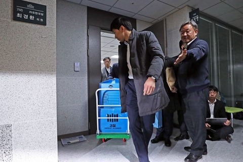 当地时间2017年11月20日上午，首尔中央地方检察厅特殊三部对国会议员会馆崔炅焕议员室和他的住宅进行了搜查。图/视觉中国