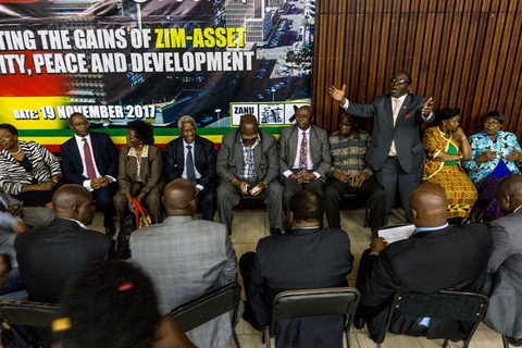 当地时间2017年11月20日，津巴布韦哈拉雷，津巴布韦执政党非洲民族联盟-爱国阵线在可能启动针对津巴布韦总统的弹劾程序之前举行预备会议。图/视觉中国