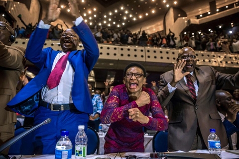 当地时间2017年11月21日，津巴布韦哈拉雷，议员庆祝穆加贝辞职。津巴布韦国会和参议院议员于当地时间2017年11月21日下午召开会议，就弹劾穆加贝议案进行表决。津国会发言人雅各布・姆登达对议员们宣读了穆加贝总统的辞职信。图/视觉中国