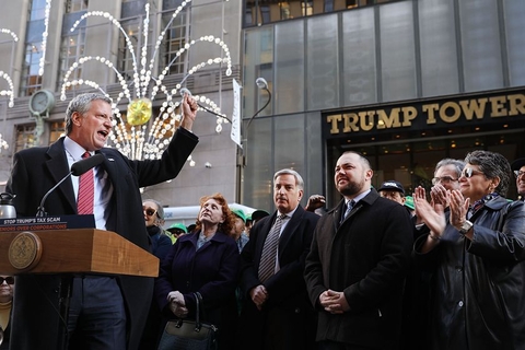 当地时间2017年11月21日，美国纽约市市长白思豪与其他民主党官员、劳工组织成员和活动家在特朗普大厦前抗议共和党税改。图/视觉中国