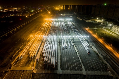 2017年11月22日，陕西西安，西安动车段存车场，西成高铁动车组等待出发。中国首条穿越秦岭的高速铁路西成高铁进入全线拉通试验阶段。图/东方IC
