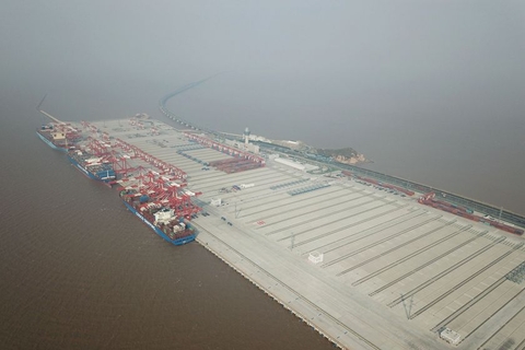 2017年12月10日上午，上海洋山港四期自动化码头正式开港试运行。这个耗时3年建设、拥有7个大型深水泊位的“超级工程”将成为世界最大的自动化集装箱码头。图/视觉中国