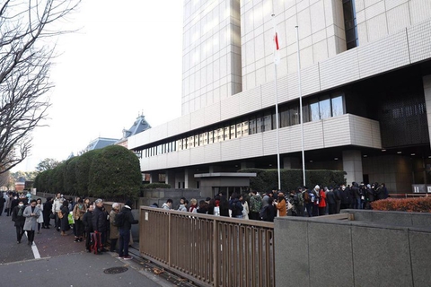 2017年12月11日，中国女留学生江歌被杀一案在日本东京开庭审理。江歌的妈妈，双方律师以及犯罪嫌疑人陈世峰的家人悉数到庭。大批中日两国媒体记者也一起参加庭审。图/视觉中国