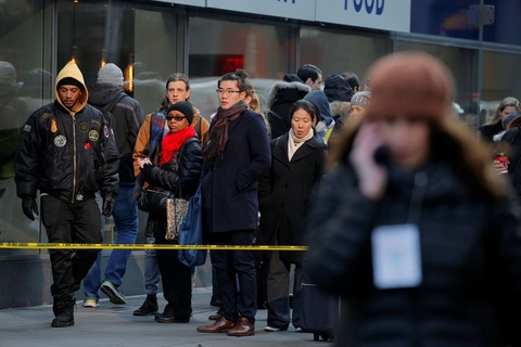 当地时间2017年12月11日，美国纽约市曼哈顿中城发生爆炸，导致包括嫌疑人在内的四人受伤，多条地铁公交线停运。纽约警方表示，爆炸发生在早高峰时段，地点位于曼哈顿岛42街第八大道的纽约港务局巴士总站，距纽约时报广场不远。图/视觉中国