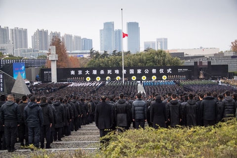 2017年12月13日，南京大屠杀死难者国家公祭仪式在侵华日军南京大屠杀遇难同胞纪念馆举行。图/视觉中国