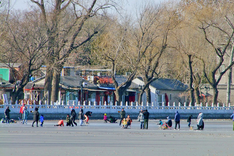 2017年12月16日，北京什刹海的湖面尚未完全封冻，正规冰场还未开放，有不少“胆大”的“野冰客”滑野冰。图/东方IC