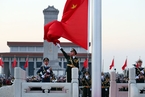 一周天下：北京天安门广场举行隆重的升国旗仪式