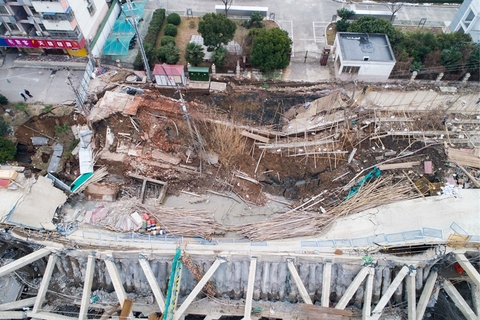 2018年1月14日，南京江宁区竹山路上的龙湖地产一在建工地大面积塌陷现场，附近的居民楼受影响严重，现已全部疏散出楼。图/视觉中国