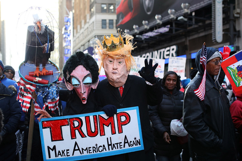 当地时间2018年1月15日，美国纽约，民众聚集在纽约时代广场游行，庆祝马丁·路德·金纪念日，并抗议美国总统特朗普的歧视言论。图/东方IC