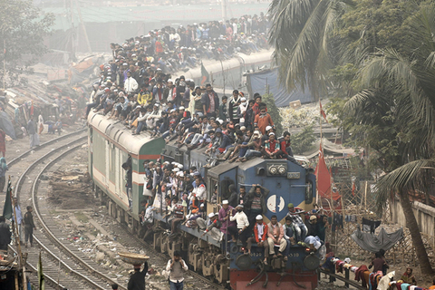 当地时间2018年1月14日，孟加拉国，穆斯林“最终祈祷”大会后，信徒乘火车返乡。图/东方IC
