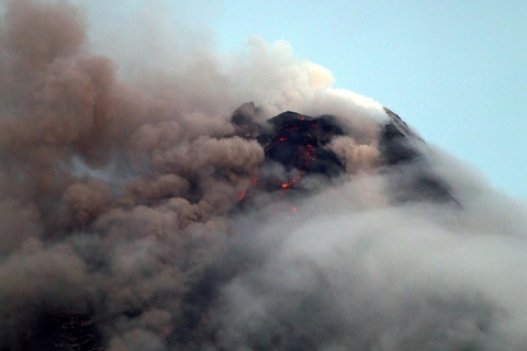 当地时间2018年1月16日，菲律宾阿尔拜省，菲律宾马荣火山持续喷发。当局下令撤离火山口7公里以内的1.2万余名民众，并警告可能出现毁灭性泥石流和有毒火山灰云。图/视觉中国