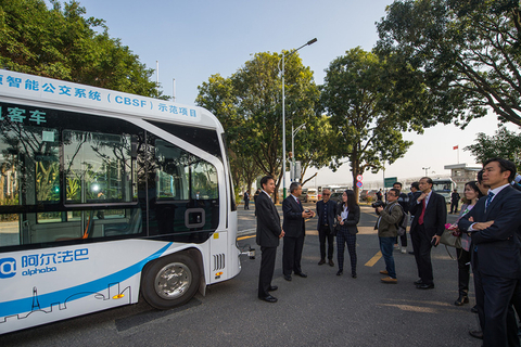2018年1月16日，广东深圳，于2017年12月2日全球首发的“阿尔法巴”智能驾驶公交引来了外宾参观。近期，该公交车仍持续在开放道路试运行。图/东方IC