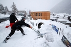 【回顾】瑞士达沃斯论坛开幕在即 工作人员除雪忙