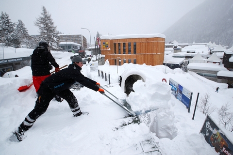 当地时间2018年1月21日，瑞士达沃斯，达沃斯论坛将开幕，工作人员正在除雪。第48届世界经济论坛(达沃斯论坛)将于1月23日至26日在阿尔卑斯山下的瑞士小镇达沃斯举办。图/视觉中国