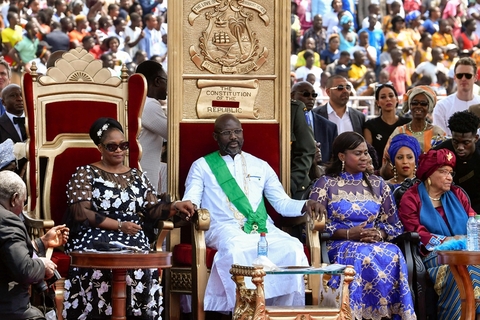 当地时间2018年1月22日，利比里亚蒙罗维亚，前世界足球先生乔治·维阿宣誓就任利比里亚第25任总统，这标志着该国自1944年以来首次实现政权的和平交替。图/视觉中国