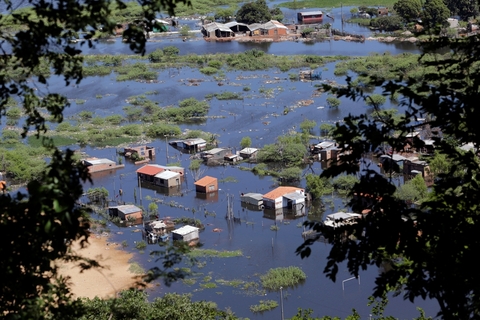 当地时间2018年1月22日，巴拉圭亚松森，暴雨导致巴拉圭河水位上升，进而发生洪灾，房屋被淹。过去一周，洪水已经影响了巴拉圭首都1.8万多人。图/视觉中国