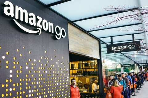 当地时间2018年1月22日，美国西雅图，亚马逊首家无人便利店Amazon Go正式营业，亚马逊将自己的品牌延伸到便利店领域。图/视觉中国