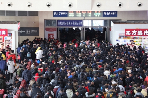 2018年2月20日，哈尔滨西站候车厅内检票进站的旅客。当日是中国农历正月初五，春节长假已接近尾声，各地逐渐迎来返程客流高峰。图/视觉中国