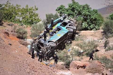 当地时间2018年2月21日，秘鲁南部阿雷基帕省发生重大交通事故，一辆双层长途大客车行驶中失控翻下山坡，造成至少35人死亡、20人受伤。图/视觉中国