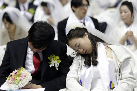 当地时间2013年2月17日，韩国加平郡，一对新人在集体婚礼上睡着了。图/东方IC