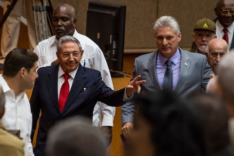 当地时间2018年4月18日，古巴哈瓦那，古巴新一届全国人民政权代表大会正式举行，古巴最高领导人劳尔·卡斯特罗（左）和古巴国务委员会第一副主席兼部长会议第一副主席米格尔·迪亚斯-卡内尔出席会议。卡内尔在会议上被正式提名为国务委员会主席，即古巴国家最高领导人。据报道，迪亚斯-卡内尔预计将于4月19日获得确认。图/视觉中国