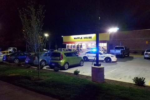 当地时间2018年4月22日，美国田纳西州纳什维尔市，一名枪手在田纳西州纳什维尔一家华夫饼店开枪，导致3人丧生，另有4人受伤。图/视觉中国