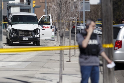 当地时间2018年4月23日，加拿大多伦多发生汽车撞人事件。加拿大多伦多警方23日说，当天的汽车撞行人事件已造成9人死亡、16人受伤。图/视觉中国