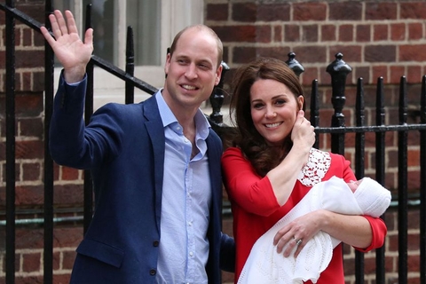 当地时间2018年4月23日，英国伦敦，凯特王妃（ Duchess of Cambridge）三胎产子，小王子重3.8公斤，与威廉王子（Duke of Cambridge）抱娃亮相， 一身红衣喜庆十足。图/视觉中国