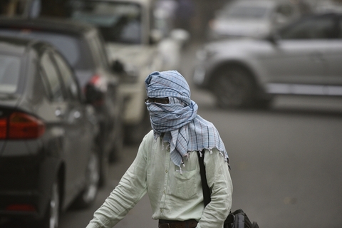 当地时间2018年5月2日，印度新德里，当地遭遇强沙尘暴天气，民众蒙面出行。