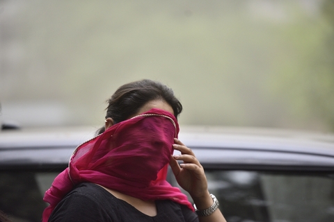 当地时间2018年5月2日，印度新德里，当地遭遇强沙尘暴天气，民众蒙面出行。