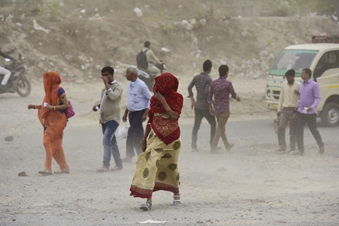 当地时间2018年5月2日，印度新德里，当地遭遇强沙尘暴天气，民众在沙尘暴天气中出行。