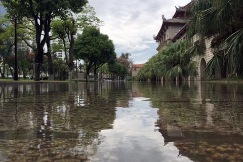 2018年5月7日，福建南部沿海地区局地发生特大暴雨，厦门多地积水严重，厦门大学则开启了“看海”模式。图/厦门大学师生提供