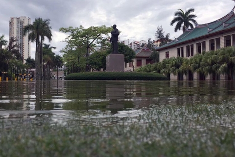 2018年5月7日，福建南部沿海地区局地发生特大暴雨，厦门多地积水严重，厦门大学则开启了“看海”模式。图/厦门大学师生提供